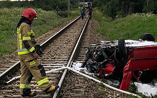 Groźny wypadek na przejeździe kolejowym w Pasłęku. Osobówka zderzyła się z pociągiem